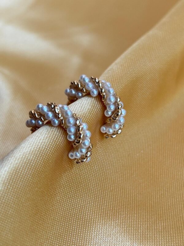 Nuevos Aritos Entrelazados con Perlas Aleación Dorado – K14 (Mayor)