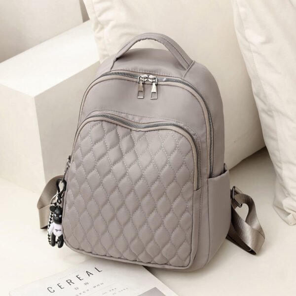 Nueva Mochila Oxford Bordado Rombo y Cierre con Muñeco - M2068